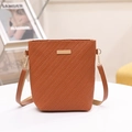 Minimalistische braune Beuteltasche aus gewebtem Kunstleder mit goldenen Metalldetails - Braun