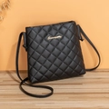 Minimalistische schwarze Stepptasche mit goldenem Logo und klassischem Rautenmuster - Schwarz
