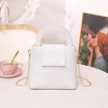 Mini bolso Boston blanco de piel con asa superior y correa de cadena dorada fina - Blanco