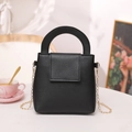 Elegante bolso negro de mujer con cadena dorada y asa superior para uso versátil - Negro