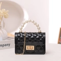 Mini borsa jelly nera lucida trapuntata con manico di perle e catena dorata - Nero