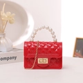 Mini borsa in silicone rosso con motivo trapuntato, manico di perle e catena d'oro - Rosso