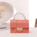 Mini borsa jelly rosa con manico di perle, trama a rombi e tracolla a catena d'oro - Rosa Rosso