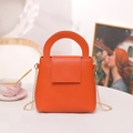 Mini sac à main Boston orange chic avec poignée ronde et bandoulière chaîne dorée - Orange
