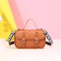 Sac bandoulière matelassé marron avec large sangle en tissu et boucles dorées chic et moderne - Marron