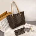 Donkerbruine shopper tas met geometrisch cirkelpatroon en bijpassende clutch tas - koffiekleur