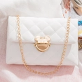 Borsa a tracolla bianca trapuntata con catena dorata e chiusura a cartone animato - Bianco