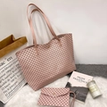 Roze shopper met cirkelprint en bijpassende enveloptas op wit imitatiebont - Roze