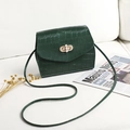 Borsa a tracolla verde scuro effetto coccodrillo con fibbia elegante in perla - Verde