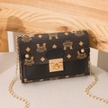 Borsa a tracolla marrone vintage con motivo monogramma e catena dorata su sedia - Nero
