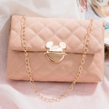 Borsa a tracolla trapuntata rosa con chiusura dorata a forma di topo e catena - Rosa