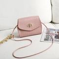 Borsa a tracolla rosa chiaro effetto coccodrillo con fibbia di perle e tracolla sottile - Rosa