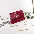 Mini rote Tasche mit Krokodilmuster, luxuriösem Perlengriff und goldener Kette - Rot