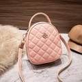 Mini sac à dos matelassé rose pour femme avec boucle trèfle dorée et bandoulière réglable - Rose
