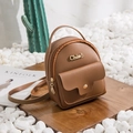 Mini mochila marrón con textura de lichi y logo metálico con solapa frontal clásica - Marrón
