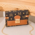 Borsa a tracolla classica squadrata con finiture in pelle marrone e motivo monogramma vintage - Marrone