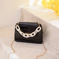 Schwarze Umhängetasche mit Kroko-Prägung, weißer Kunststoffkette und Goldriemen - Schwarz