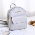 Mini zaino classico in ecopelle grigio chiaro con logo dorato e tasca con patta - Grigio