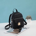Mini mochila gris con patrón geométrico, solapa de cuero negro y hebilla de metal dorado - Negro
