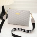 Sac bandoulière en cuir matelassé gris clair avec large sangle logotée ajustable - Gris