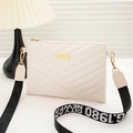 Sac bandoulière crème avec surpiqûres en V et large bandoulière tissée alphabétique - Blanc