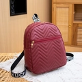 Mochila de cuero PU burdeos acolchada con costuras en V y correas con letras - Rojo
