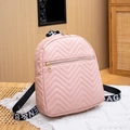 Mochila rosa para mujer con acolchado de chevrón y correas elegantes con letras impresas - Rosa