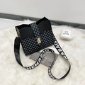 Schwarze Eimertasche aus Leder mit Punktmuster und breitem Schultergurt mit Schrift - Schwarz