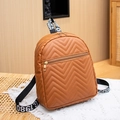 Mochila de cuero PU marrón con acolchado en forma de V y correas tejidas de moda - Marrón