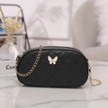 Elegante bolso de hombro acolchado negro con cadena y adorno de mariposa blanca en el frente - Negro