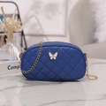 Mini bolso bandolera acolchado azul oscuro con cadena dorada y mariposa blanca - Azul