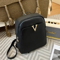 Minimalistischer schwarzer Rucksack mit Kroko-Prägung, Gold-Logo und Blumenanhänger - Lychee-Textur / Schwarz