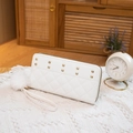 Witte gewatteerde lange portemonnee met goudkleurige studs en een pompon van imitatiebont - Wit