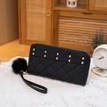 Zwarte lange gewatteerde portemonnee met gouden studs, bontbal hanger en polsband - Zwart