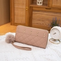 Damesportemonnee in poederroze met ruitpatroon, goudkleurige studs, polsband en pompon - Khaki