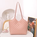 Roze gewatteerde shopper met bloemen metalen detail en ruime binnenkant voor dames - Roze