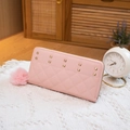 Portefeuille long rose en similicuir matelassé avec clous dorés et pompon duveteux - Rose