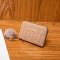 Cartera corta beige bordada con hoja de arce, placa dorada y colgante de bola de pelo - Caqui