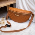 Stepp-Gürteltasche in Karamellbraun für Damen mit Goldlogo und Trageriemen - Braun