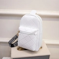 Mini borsa a tracolla bianca trapuntata con cinturino in nastro e cerniera metallica - Bianco