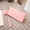 Portefeuille long en cuir verni rose avec papillon doré, dragonne et pompon en peluche - Rose