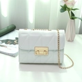 Elegante borsa a tracolla bianca con motivo geometrico trapuntato e catena dorata - Bianco
