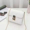 Elegante witte gewatteerde tas met gouden kettingband en chique sluiting voor dames - Wit