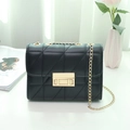 Borsa a tracolla trapuntata nera classica con catena dorata e fibbia metallica elegante - Nero