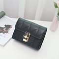 Klassieke zwarte gewatteerde crossbodytas met goudkleurige sluiting en kettingdetails - Zwart