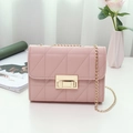 Borsa a tracolla trapuntata rosa con ricamo geometrico e tracolla a catena dorata in rosa - Rosa