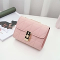 Roze gewatteerde crossbody PU-tas met gouden ketting en geometrische textuur - Roze