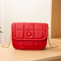Elegante borsa a tracolla trapuntata rossa con catena dorata e fibbia tonda - Rosso