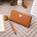 Portefeuille long en cuir verni marron avec logo papillon et pompon décoratif - Marron