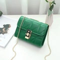 Groene gewatteerde crossbodytas met gouden ketting en metalen draaisluiting luxe - Groen